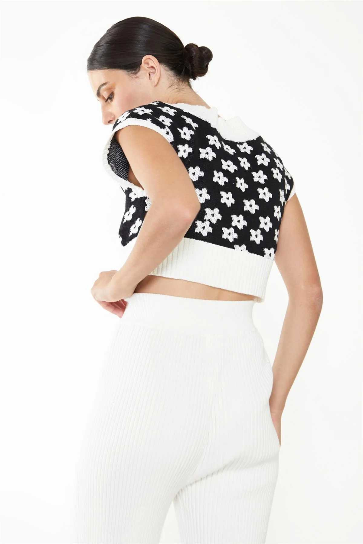 Black-White Retro-Flower V-Neck Sleeveless Crop-Top - Image 2