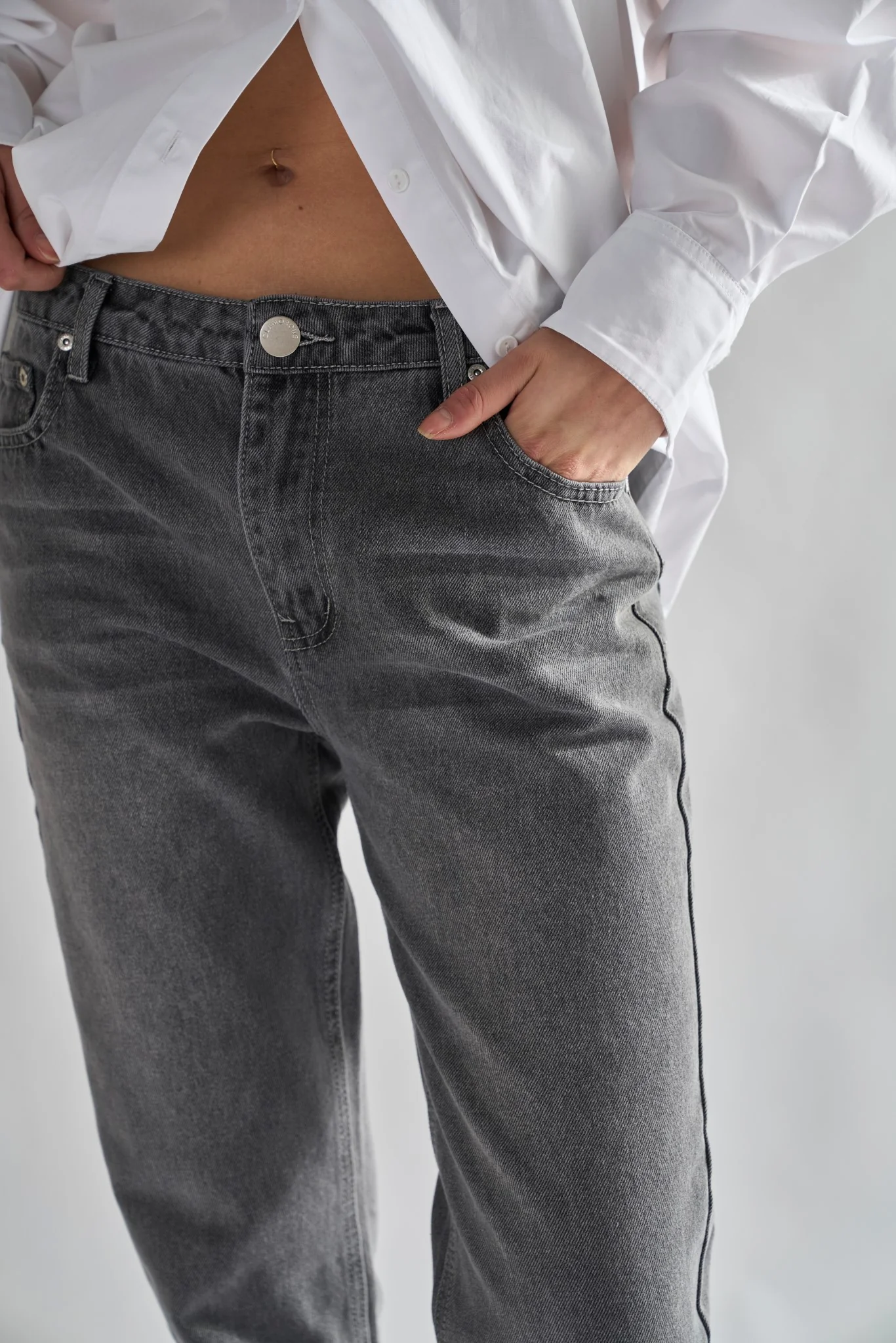 Grey Wash Low-Rise Cropped Jeans - Image 4