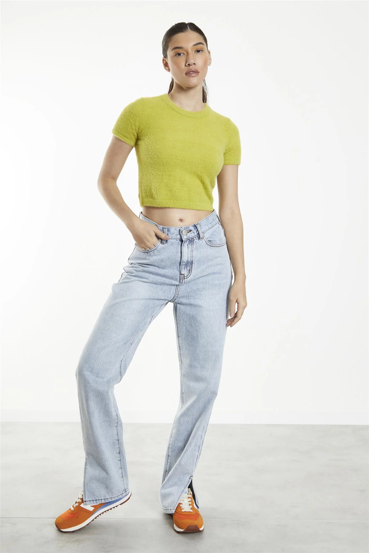 Light Vintage Wash Split-Hem Mom-Jeans - Image 4
