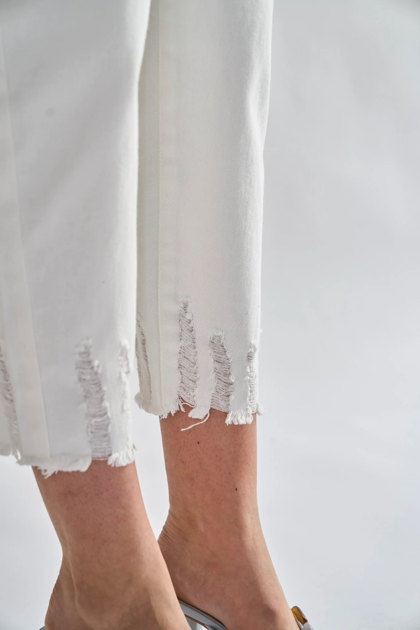 Off-White Ripped Cropped-Jeans - Image 3