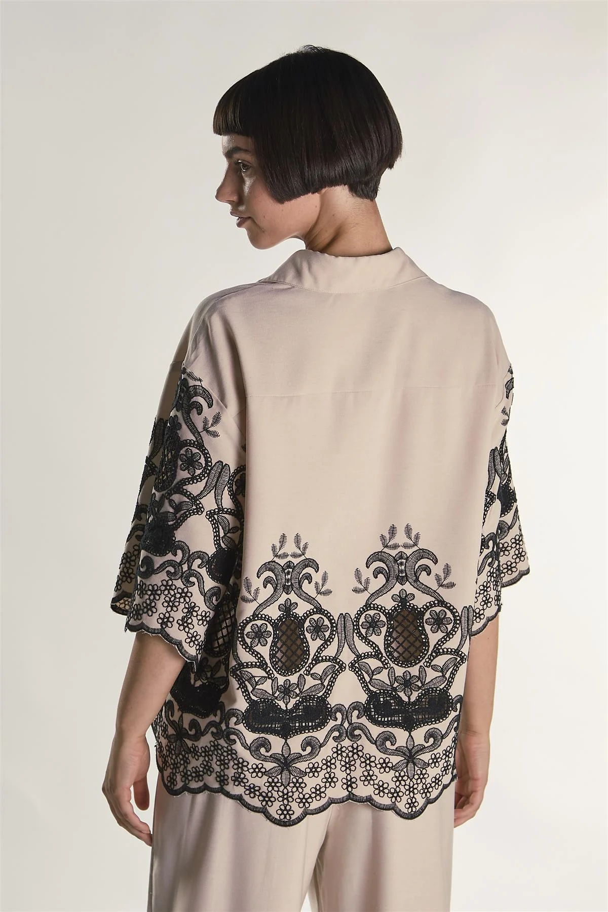 Stone Black Border Cropped Shirt - Image 3